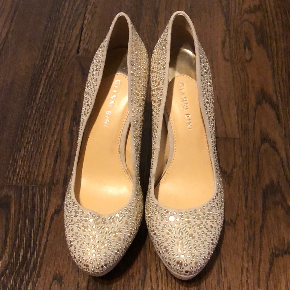 Gianni Bini beige heels